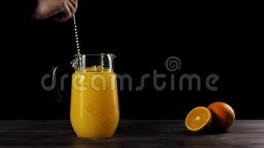 女孩手拿调酒师勺子，用新鲜橙汁<strong>搅拌冰块</strong>，慢动作